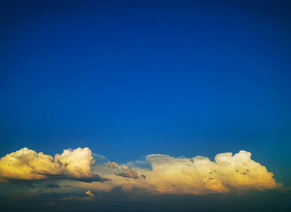 Cielo Azul Con Hermosas Nubes Blancas Naturales —  Fotos de Stock