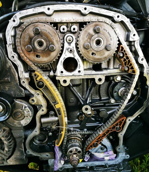 Tamir Sırasında Parçalanmış Araba Motoru Motor Zincirinin Patlamış Görüntüsü Tamir — Stok fotoğraf