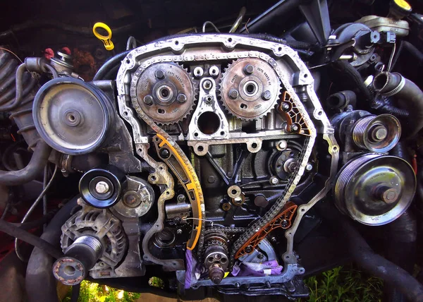 Tamir Sırasında Parçalanmış Araba Motoru Motor Zincirinin Patlamış Görüntüsü Tamir — Stok fotoğraf