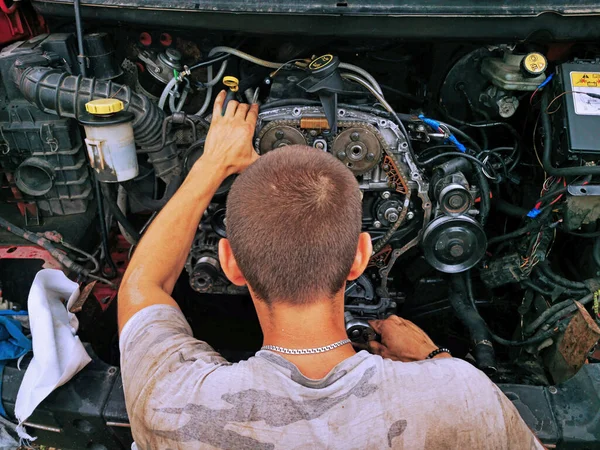 Bir Yolcu Aracının Içten Yanmalı Motorunun Tamiri Açık Motor Vites — Stok fotoğraf