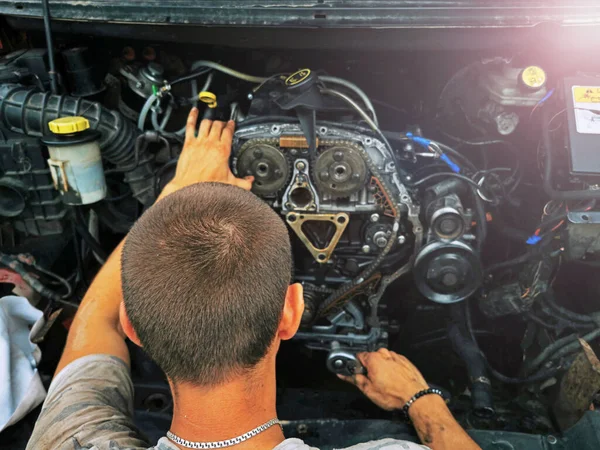 Bir Yolcu Aracının Içten Yanmalı Motorunun Tamiri Açık Motor Vites — Stok fotoğraf