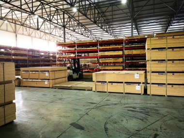 Rusya Krasnodar Krai Krasnodar 14.06.2021. Forklift yükleyici palet malzeme deposu, lojistik konsept, ev inşaatı, yükleyici. Çizgili satırlar