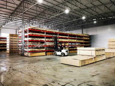 Rusya Krasnodar Krai Krasnodar 14.06.2021. Forklift yükleyici palet malzeme deposu, lojistik konsept, ev inşaatı, yükleyici. Çizgili satırlar