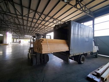 Rusya Krasnodar Krai Krasnodar 14.06.2021. Forklift yükleyici palet malzeme deposu, lojistik konsept, ev inşaatı, yükleyici. Çizgili satırlar