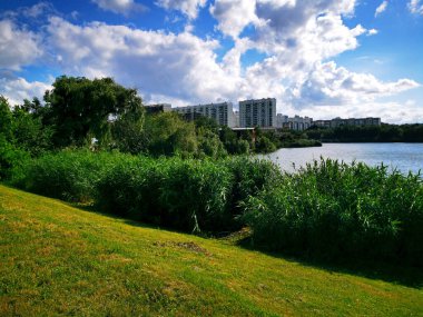 KMR Krasnodar Rusya 'nın mavi gökyüzü, ormanları ve evleri karşısında Karasun Gölü