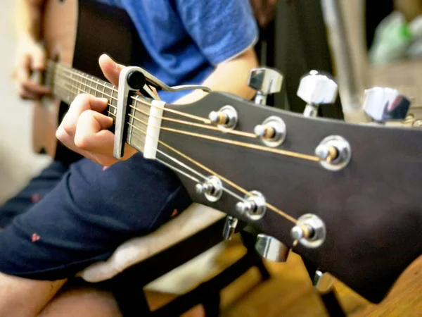 Mãos Homem Tocar Guitarra Técnica Dobra Foto Chave Baixa — Fotografia de Stock