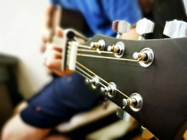 Mãos Homem Tocar Guitarra Técnica Dobra Foto Chave Baixa — Fotografia de Stock