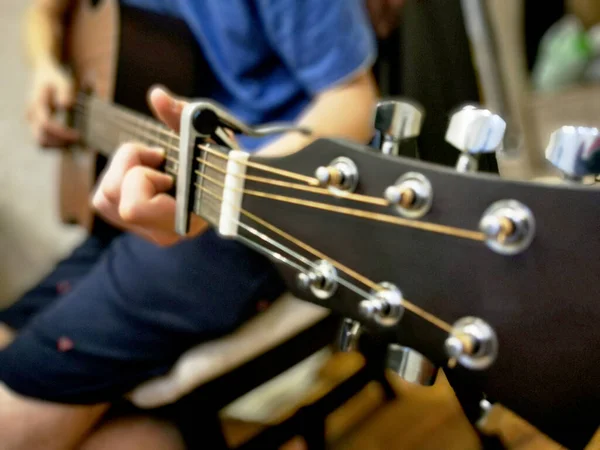 Mãos Homem Tocar Guitarra Técnica Dobra Foto Chave Baixa — Fotografia de Stock