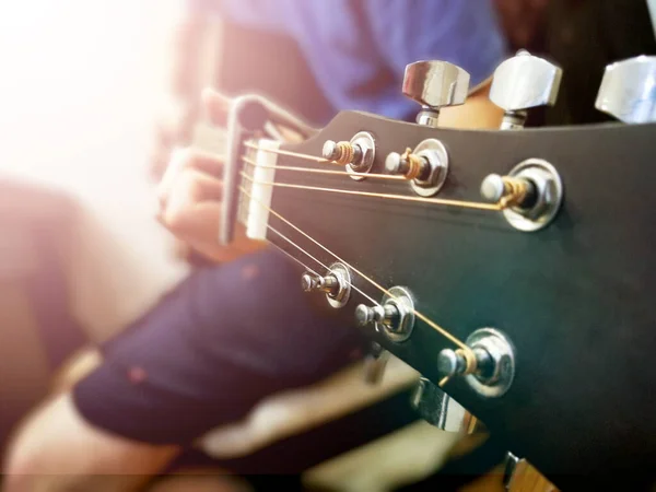 Mãos Homem Tocar Guitarra Técnica Dobra Foto Chave Baixa — Fotografia de Stock