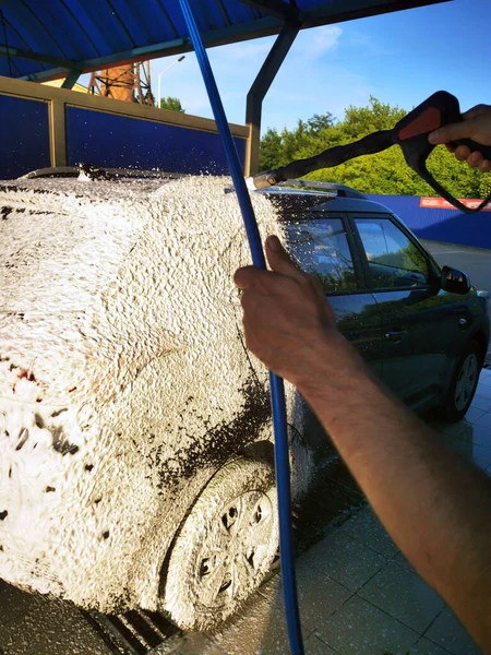 Jovem Uma Lavagem Carro Lava Carro Sob Alta Pressão Foco — Fotografia de Stock