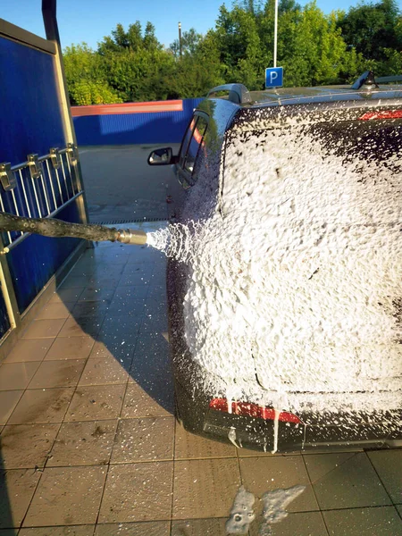 Młody Człowiek Myjni Myje Samochód Pod Wysokim Ciśnieniem Skupienie Selektywne — Zdjęcie stockowe