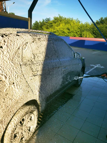 Ein Junger Mann Einer Waschanlage Wäscht Das Auto Unter Hochdruck — Stockfoto