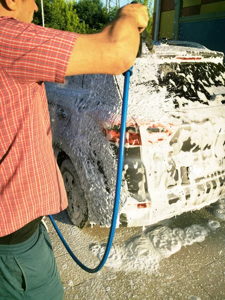 Jovem Uma Lavagem Carro Lava Carro Sob Alta Pressão Foco — Fotografia de Stock