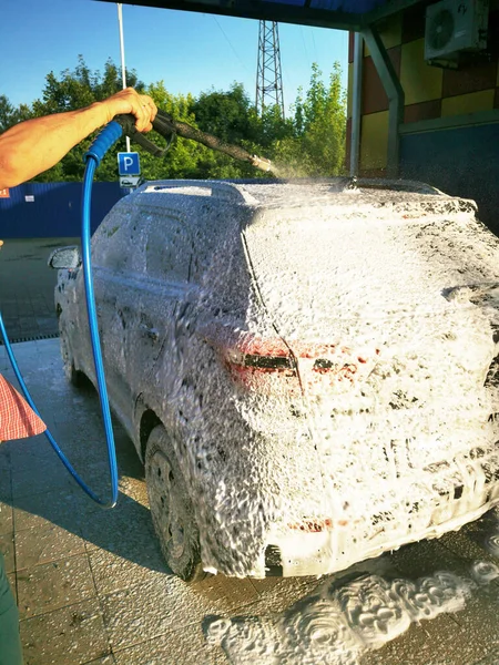 Jovem Uma Lavagem Carro Lava Carro Sob Alta Pressão Foco — Fotografia de Stock