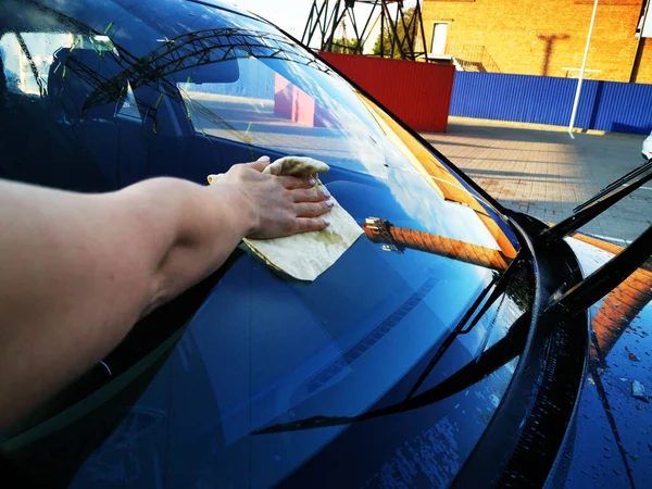 車の洗濯機で若い女の子は マイクロファイバーの布を使用して車を洗う 選択的焦点 — ストック写真