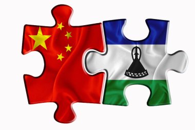 Lesotho bayrağı ve Amerika 'nın Çin bayrağı beyaz izole arka planda iki yapboz parçasında. Politik ilişkiler kavramı. 3B görüntüleme
