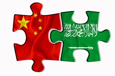 Beyaz izole edilmiş arka planda iki yapboz parçasında Suudi Arabistan bayrağı ve Amerika 'nın Çin bayrağı. Politik ilişkiler kavramı. 3B görüntüleme