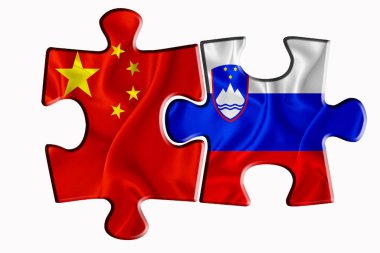 Slovenya bayrağı ve Amerika 'nın Çin bayrağı beyaz izole arka planda iki yapboz parçasının üzerinde. Politik ilişkiler kavramı. 3B görüntüleme