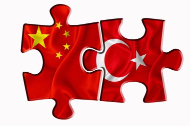 Beyaz izole edilmiş arka planda iki yapboz parçasında Türkiye ve Çin bayrağı görülüyor. Politik ilişkiler kavramı. 3B görüntüleme