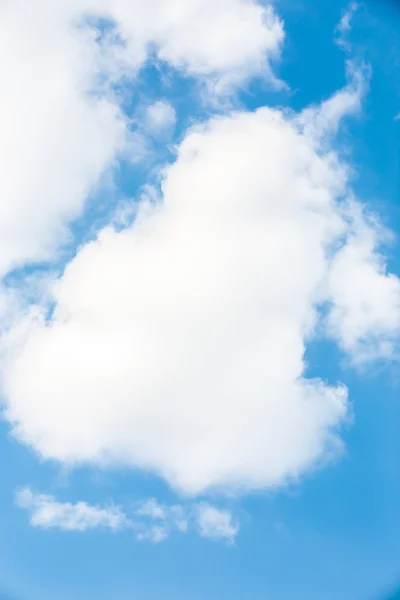 Nubes esponjosas a la luz del día —  Fotos de Stock