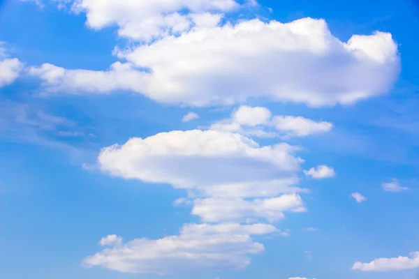 Nuages duveteux en plein jour — Photo