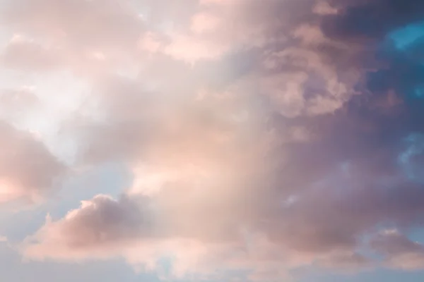 Abstrakt gefärbter Himmel — Stockfoto