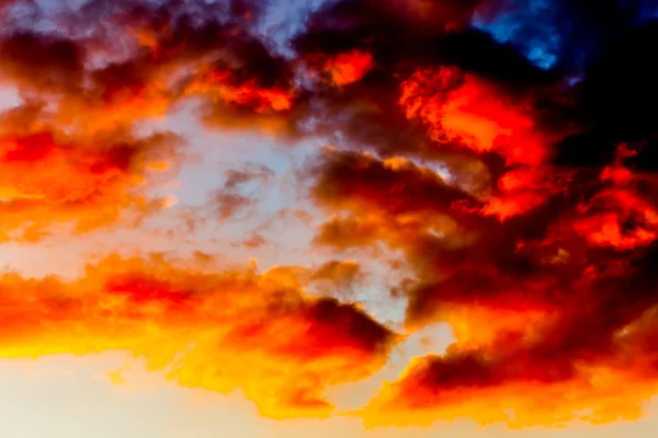 Абстрактное цветное небо — стоковое фото