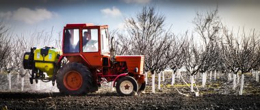 Bir tarlada traktör