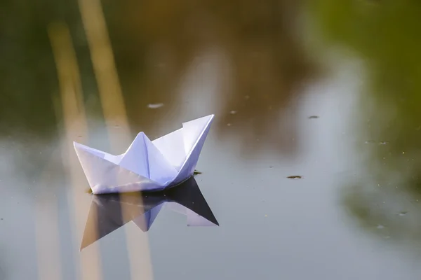 Бумажная лодка в озере — стоковое фото