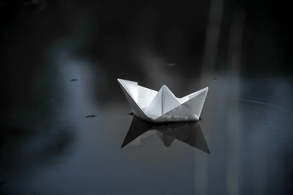 Barco de papel no lago — Fotografia de Stock