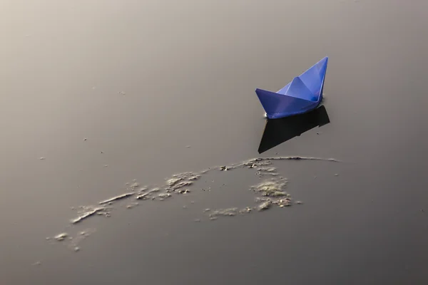 Kağıt tekne göle — Stok fotoğraf