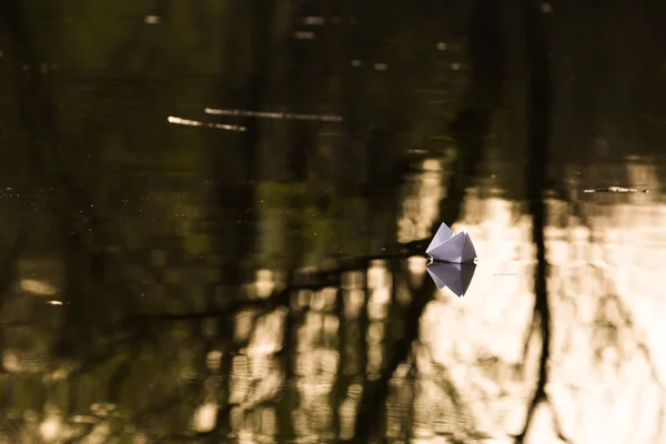 Бумажная лодка в озере — стоковое фото