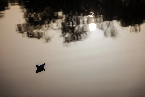 Barca di carta nel lago — Foto Stock