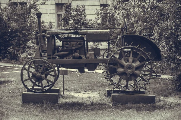 Rezavý zastaralé vinobraní traktor — Stock fotografie
