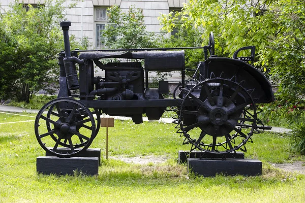 Rusty obsolete vintage tractor — Stock Photo, Image