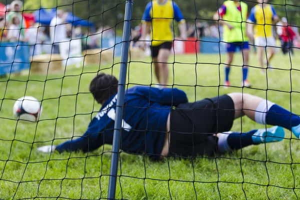 Goleiro pegando uma bola — Fotografia de Stock