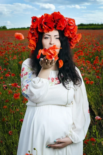 Pregnant woman on poppy field — Stock Photo, Image