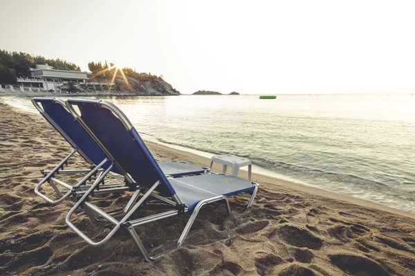 Chaises de plage au lever du soleil — Photo