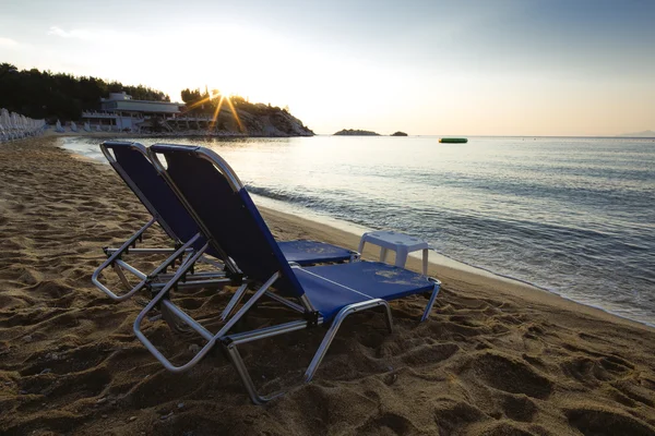 Пляжні стільці на сході сонця — стокове фото