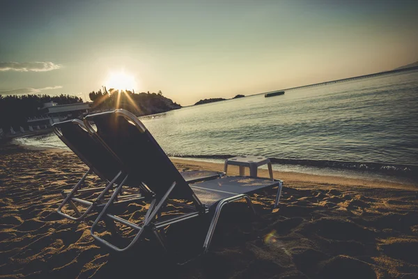 Chaises de plage au lever du soleil — Photo