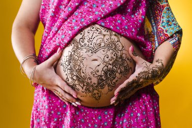 kına dövme pregant göbek üzerinde