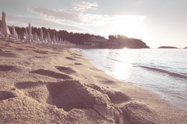 Sahilde gün doğumu