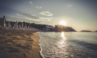 Sahilde gün doğumu