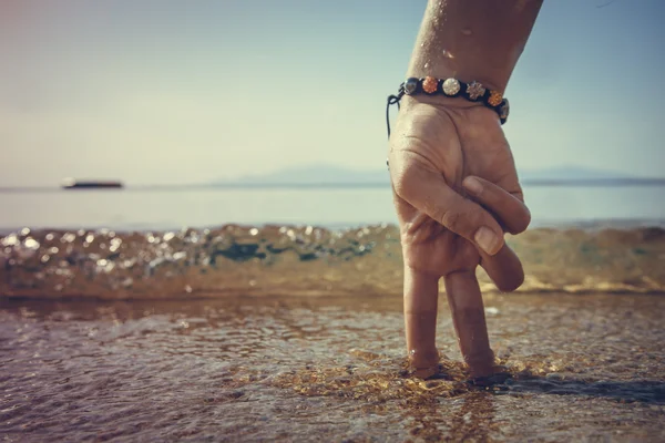 Kéz - egy ember a tenger — Stock Fotó