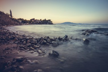 taş sahilde dalgalar deniz