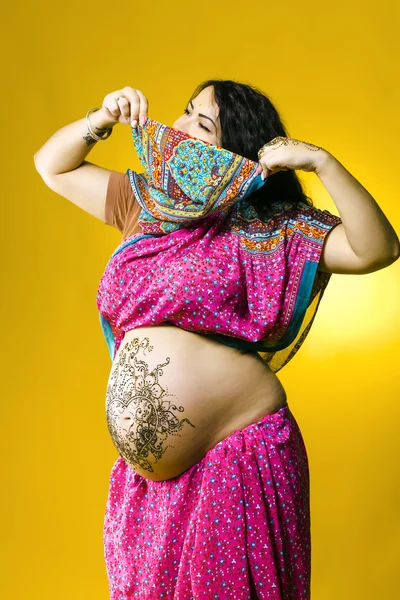 Henna tattoo op pregant buik — Stockfoto
