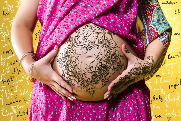 Henna tatuering på pregant mage — Stockfoto