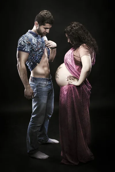 Пара во время беременности — стоковое фото