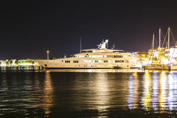 Luxuriöse moderne Jacht — Stockfoto