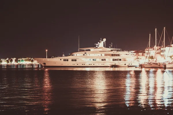 Luxueux yacht moderne — Photo